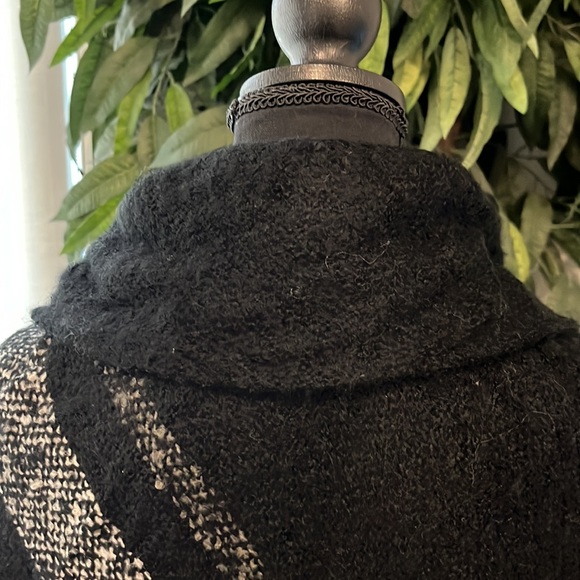 Plaid Toggie Shawl - Picture 4 of 7